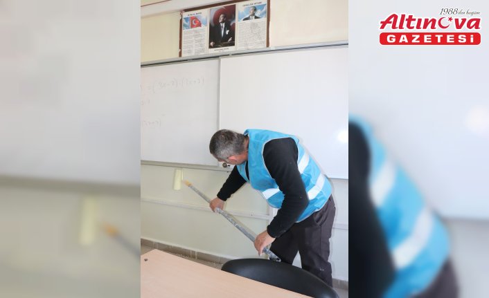 Ünye'de yükümlüler yarıyıl tatilinde okulları boyuyor