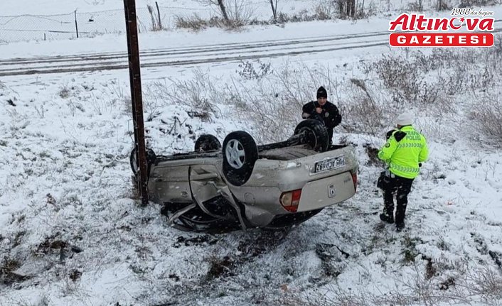 Amasya'da devrilen otomobildeki 3 kişi yaralandı