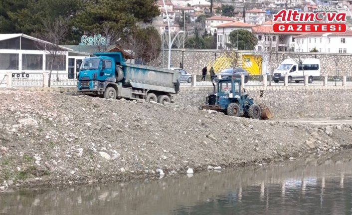 Amasya Yeşilırmak'ta temizlik ve dolgu çalışması devam ediyor