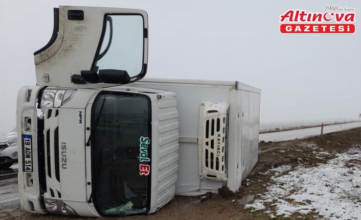 Amasya'da devrilen kamyondaki 2 kişi yaralandı