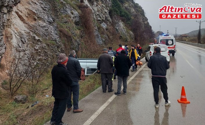 Amasya'da devrilen otomobildeki 3 kişi yaralandı