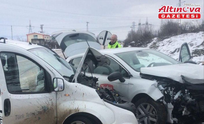 Amasya'da otomobil ile hafif ticari araç çarpıştı, 3 kişi yaralandı