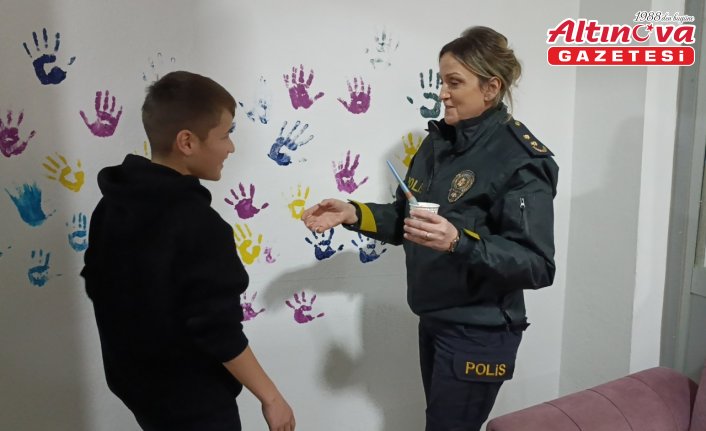 Amasya'da polisler ve çocuklar Emniyet Müdürlüğü binasının duvarını boyadı