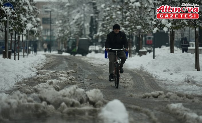 Anadolu Otoyolu ile D-100 kara yolunun Bolu Dağı geçişinde kar etkili oluyor