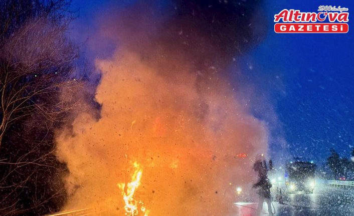 Anadolu Otoyolu'nun Düzce kesiminde seyir halindeki tır yandı