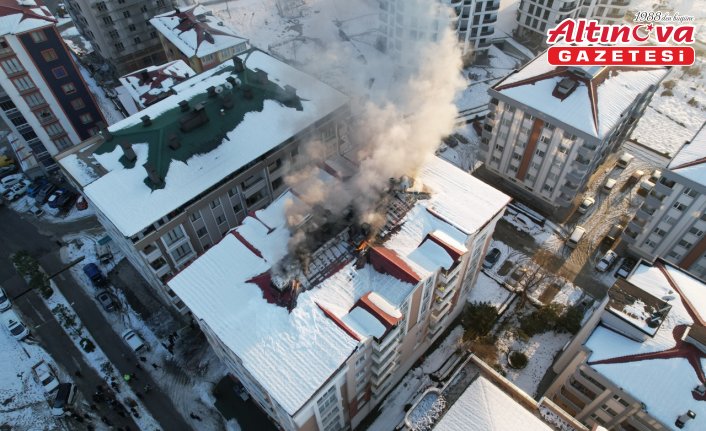 Artvin'de 5 katlı binanın çatısında çıkan yangın söndürüldü