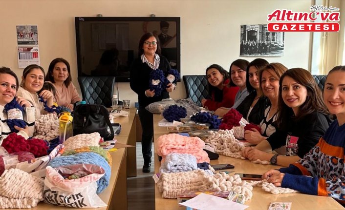 Artvin'de öğretmenler deprem bölgesindeki kardeş okulun öğrencileri için atkı ördü