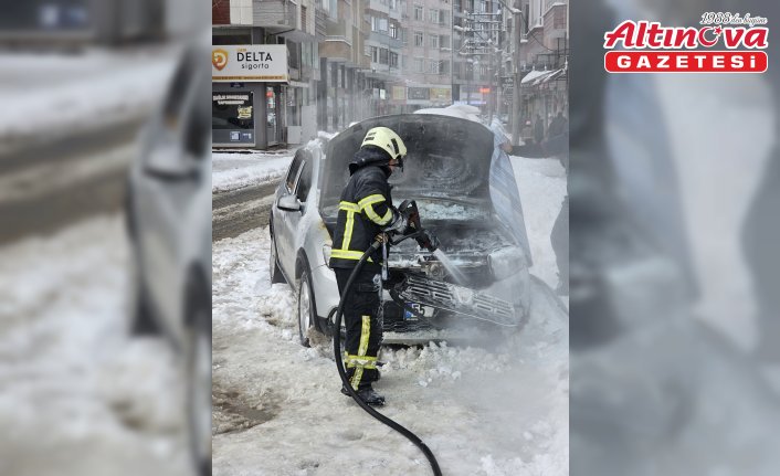 Bafra'da park halindeki araç yangında kullanılamaz hale geldi