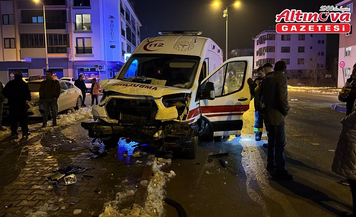 Bartın'da ambulans ile otomobilin çarpıştığı kazada 7 kişi yaralandı