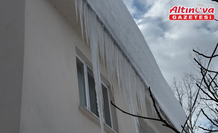 Bartın'ın yüksek kesimlerinde araçlar kar altında kaldı