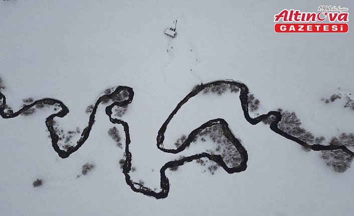 Bayburt'un karla kaplı menderesleri görsel şölen sunuyor