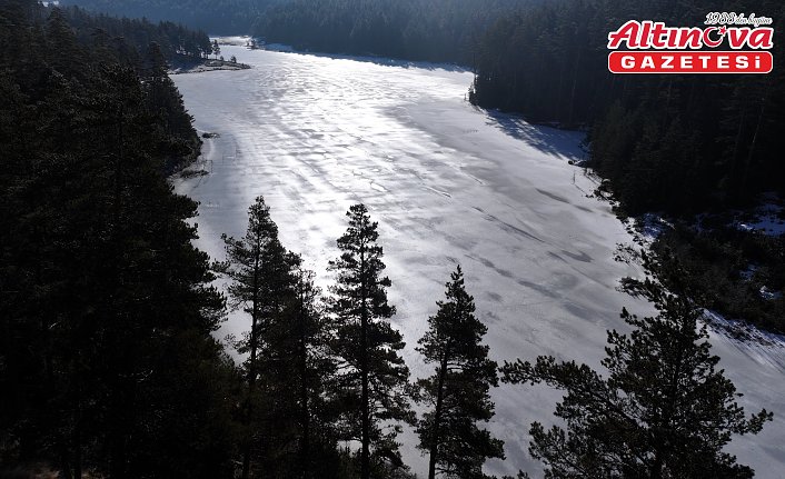 Bolu'da Aladağ Göleti'nin yüzeyi buz tuttu