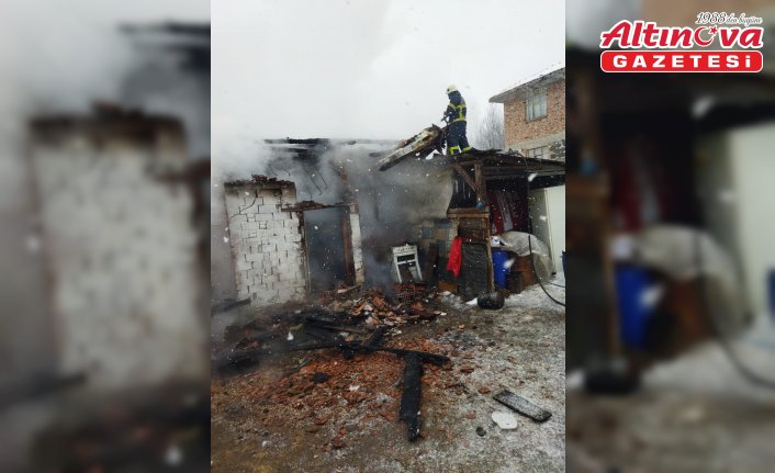 Bolu'da ahşap ev yangında kullanılamaz hale geldi