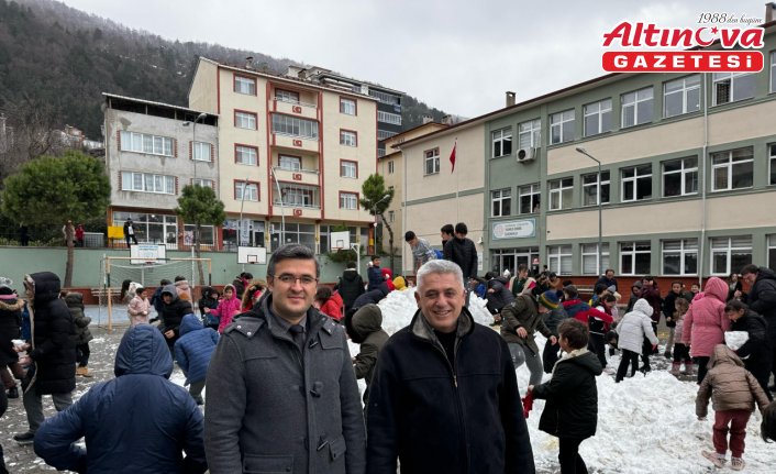 Çocuklar için okul bahçesine kamyonla kar getirdiler