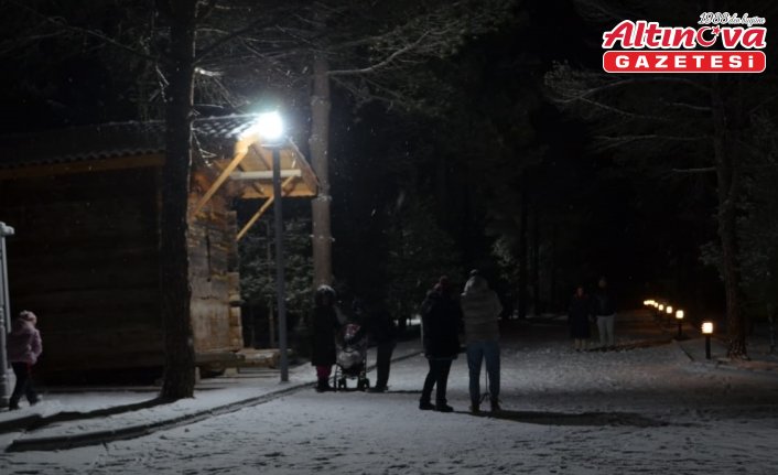 Çorum'da çocuklar karda tepsilerle kayarak eğlendi