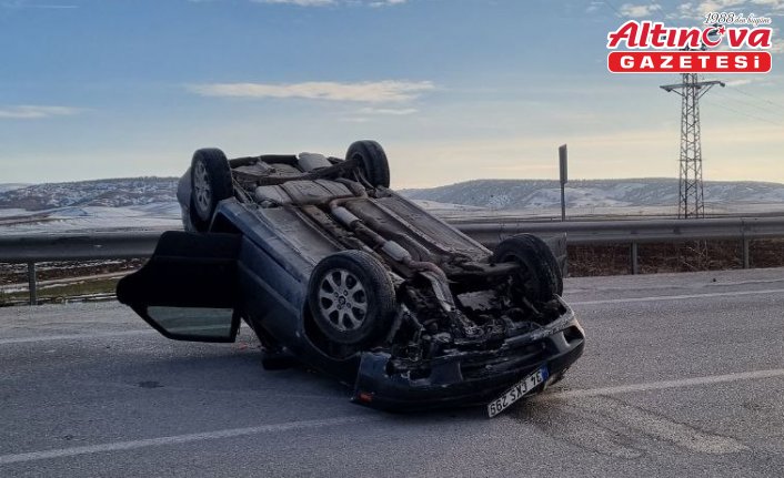 Çorum'da devrilen otomobildeki 3 kişi yaralandı