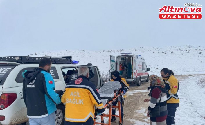 Çorum'da kar nedeniyle köyde mahsur kalan hastaya UMKE ekibi ulaştı