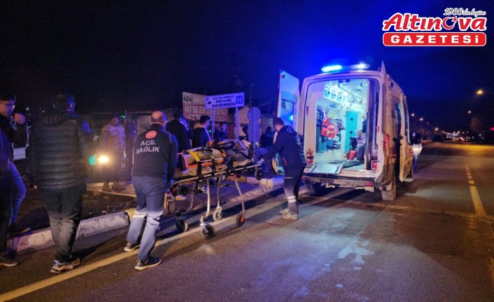 Çorum'da trafik lambalarına çarpan otomobildeki 2 kişi yaralandı