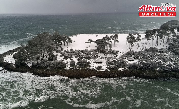 Denizle ormanın birleştiği Hamsilos Tabiat Parkı kar manzarasıyla doğaseverleri ağırladı