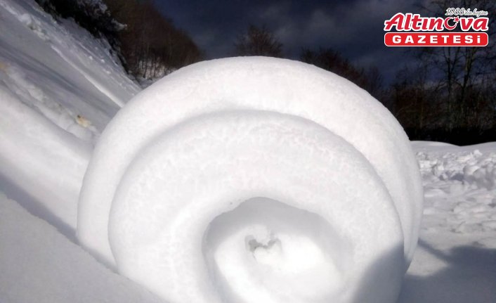 Doğada ender oluşan kar ruloları Amasya'da görüntülendi