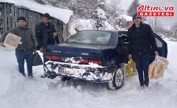 Durağan'da köy muhtarından köylülere gıda desteği