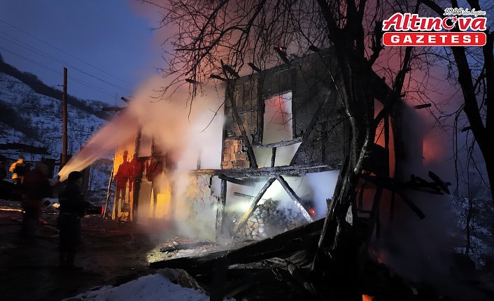 Düzce'de 2 katlı kagir ev yandı