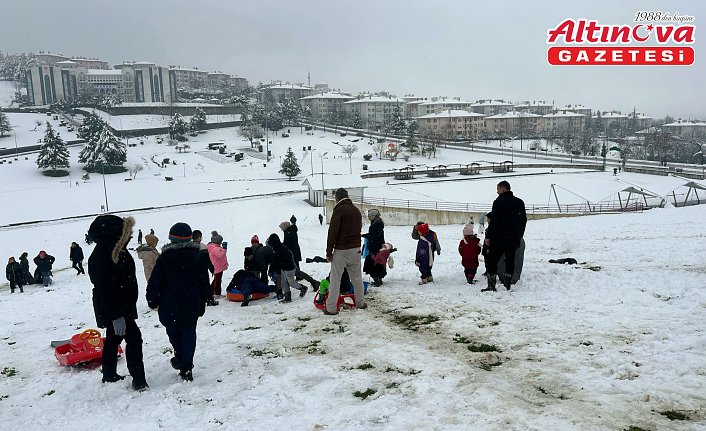 Düzce'de çocuklar kar tatilinin keyfini çıkardı