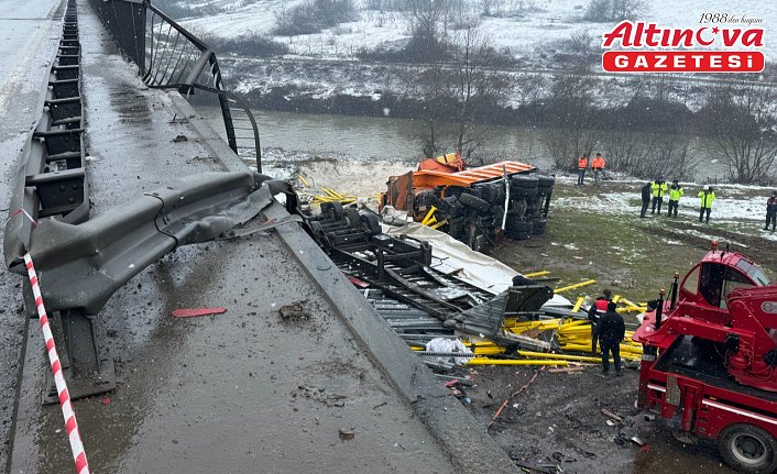 Düzce'de kar küreme aracı ile tırın köprüden devrildiği kazada sürücüler öldü