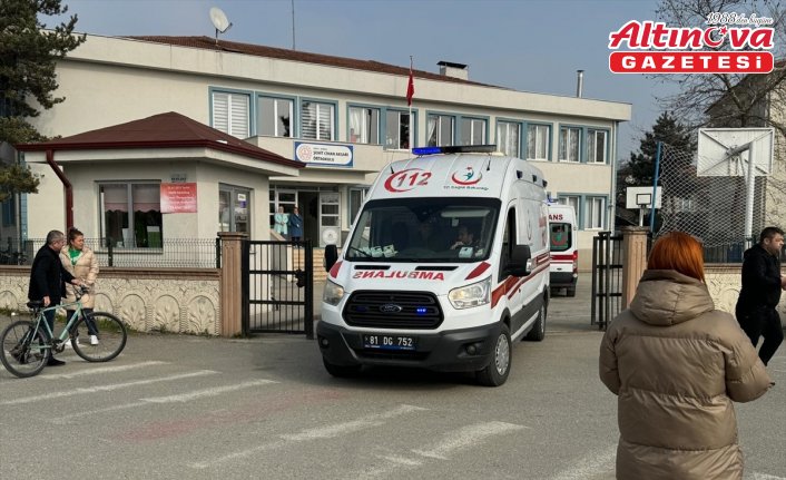 Düzce'de 5 öğrenci gıda zehirlenmesi şüphesiyle hastaneye kaldırıldı