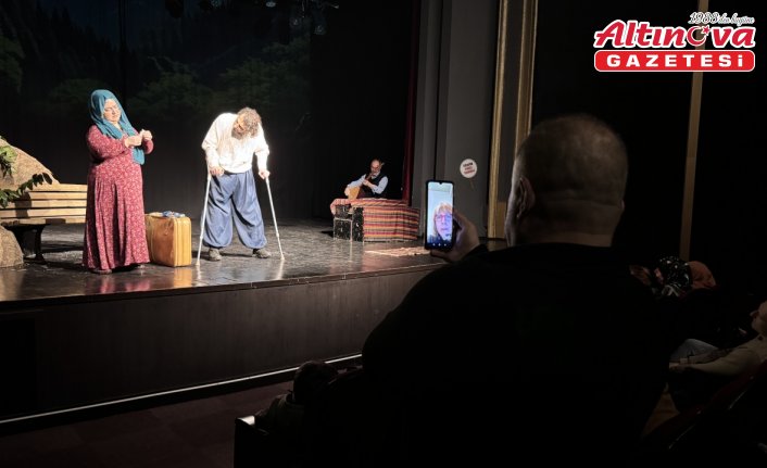 Engelli oyuncuların tiyatro sahnesine Yunanistan'dan çevrim içi izleyici