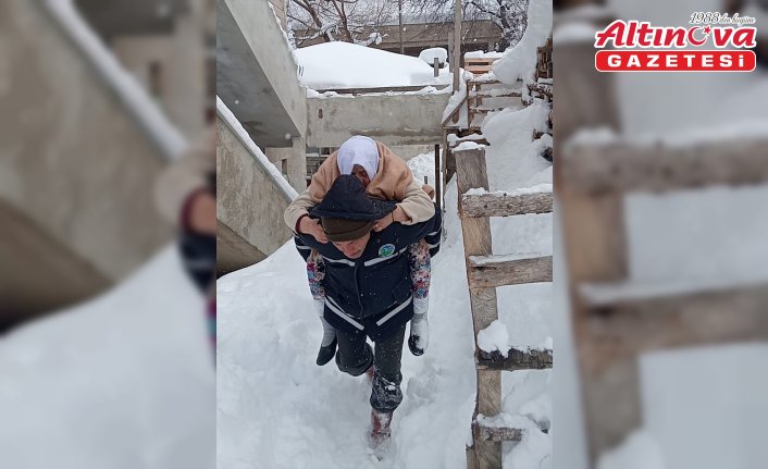 Giresun'da belediye personeli 95 yaşındaki hastayı sırtında taşıdı