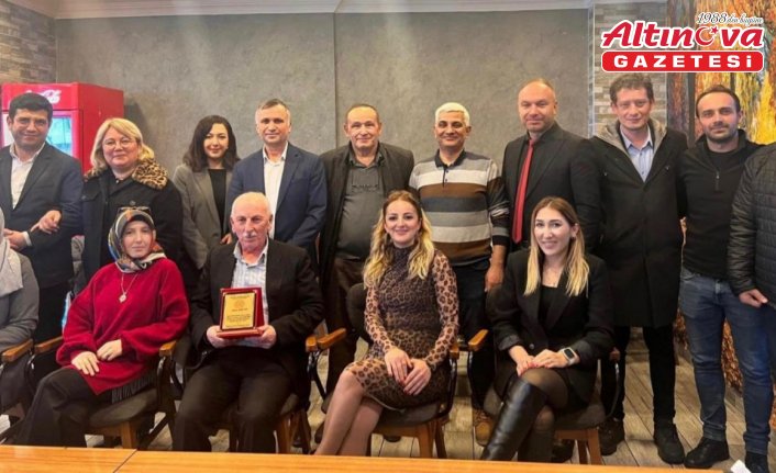 Giresun'da emekli olan öğretmen görev yaptığı okuldan alkışlarla uğurlandı