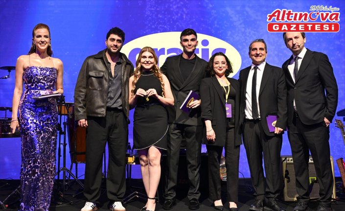 Gratis, çekilişle otomobil kazanan 15 kişiye anahtarlarını teslim etti