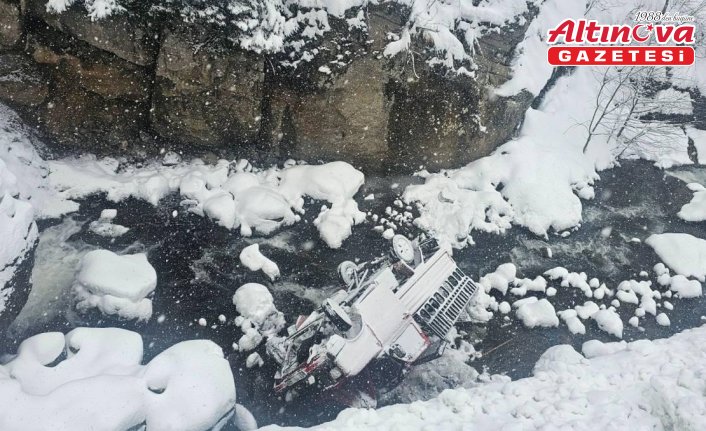 Gümüşhane'de dereye yuvarlanan kamyonetteki 5 kişi yaralandı