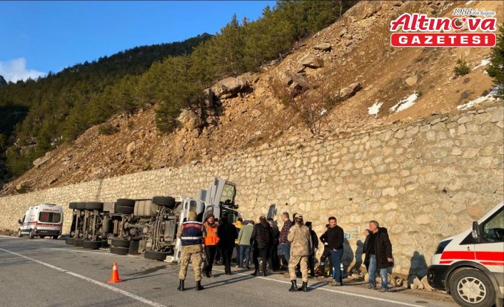 Gümüşhane'de tırın devrilmesi sonucu 2 kişi yaralandı