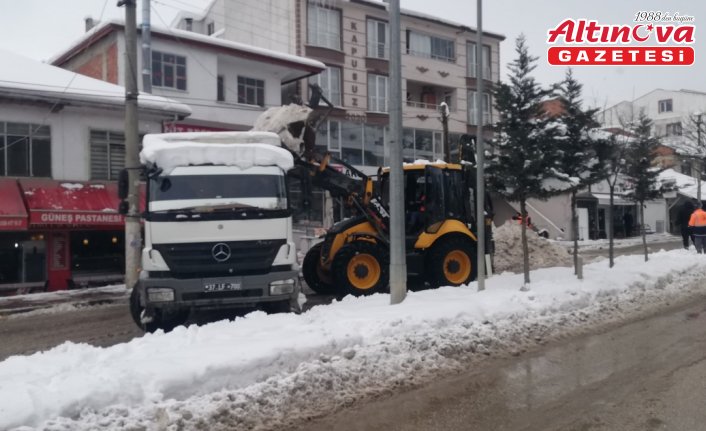 Hanönü Belediyesi ilçede biriken karları temizliyor