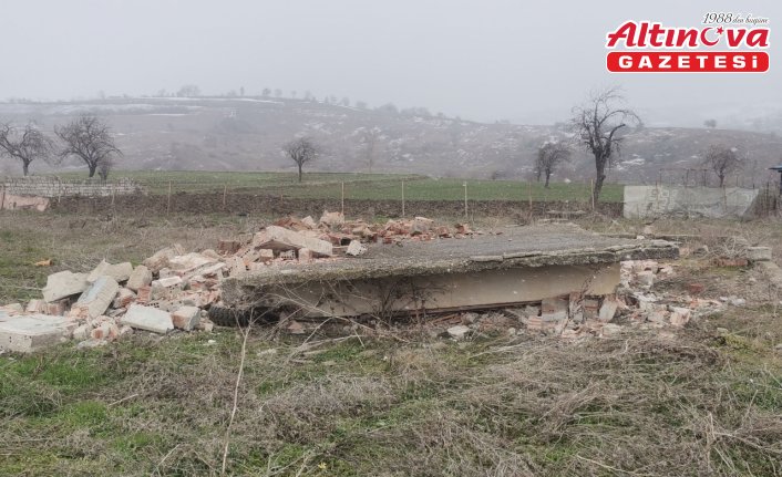 Havza Belediyesi, güvenli olmadığı belirlenen metruk yapıyı yıktı