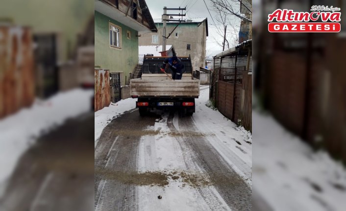 Karabük Belediyesi karla mücadele çalışmalarını sürdürüyor