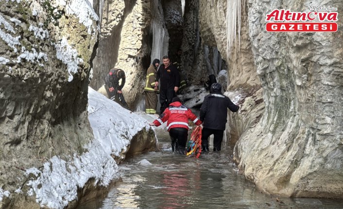 Karabük'te kanyona devrilen otomobildeki 3 kişi yaralandı