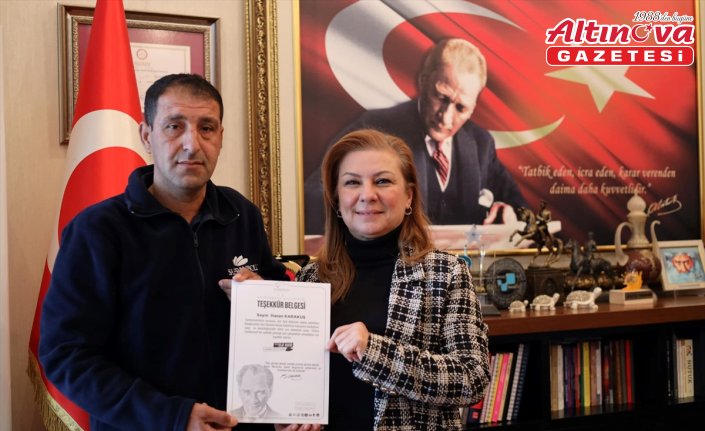 Karabük'te temizlik işçisinin Atatürk hassasiyeti kamerada