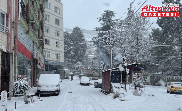 Karadeniz'de hava ulaşımına kar engelli devam ediyor
