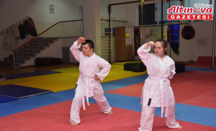 Karateye başlayan Down sendromlu Buse ve Muhammed'in gelişimlerinden aileleri mutlu