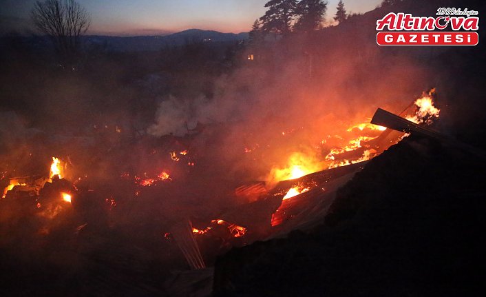 Kastamonu'da çıkan yangında 3 ev kullanılamaz hale geldi, 50 hayvan telef oldu