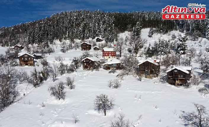 Kastamonu'nun tarih kokan ahşap evleri karla kaplandı