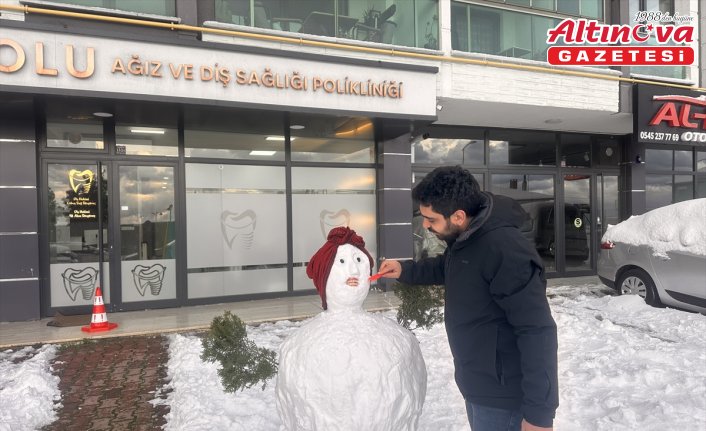 Kastamonu'da diş kliniği çalışanları yaptıkları kardan adama protez diş taktı