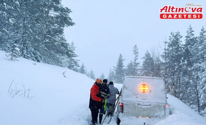 Kastamonu'da kar nedeniyle mahsur kalan elektrik arıza ekibini AFAD kurtardı