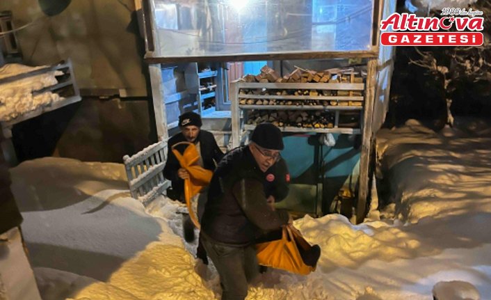 Kastamonu'da kardan dolayı yolu kapanan köylerdeki 3 hasta ekiplerce hastaneye ulaştırıldı
