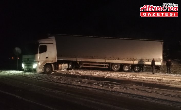Kastamonu'da kayan tır nedeniyle trafiğe kapanan yol açıldı