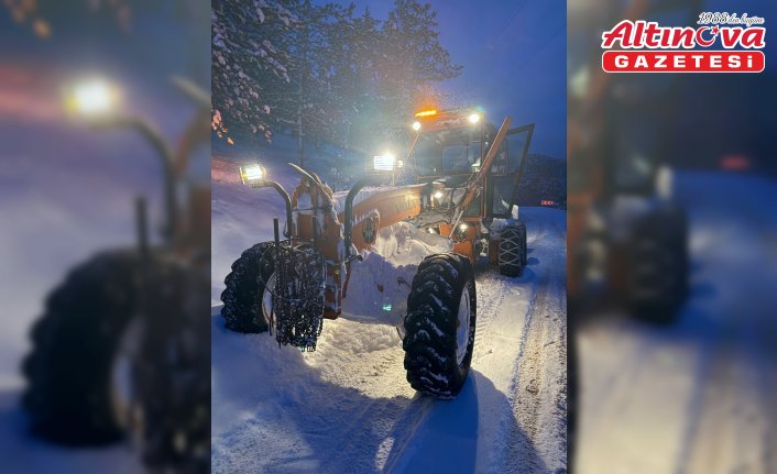 Kastamonu'nun Cide ilçesinde ekiplerin karla mücadelesi sürüyor