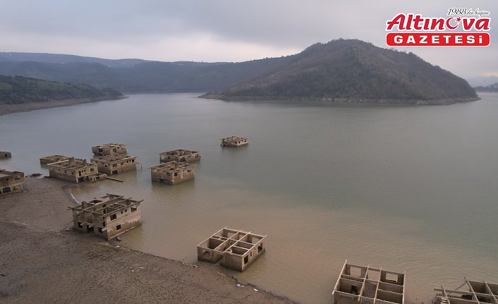 Kızılcapınar Barajı'nda suyun azalmasıyla baraj havzasında ortaya çıkan yapılar havadan görüntülendi